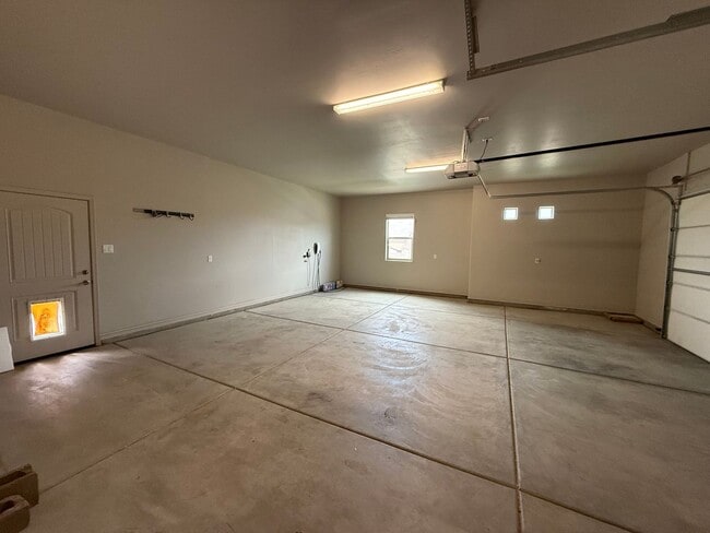 Building Photo - 4 Bedroom in Villa Chaparral!