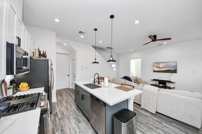 Building Photo - 1066 Mansfield St