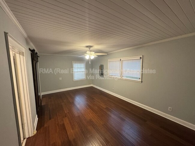 Building Photo - 1122 Maple Dr