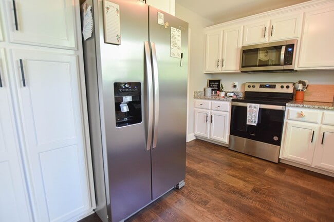 Building Photo - Pet Friendly Three Bedroom!