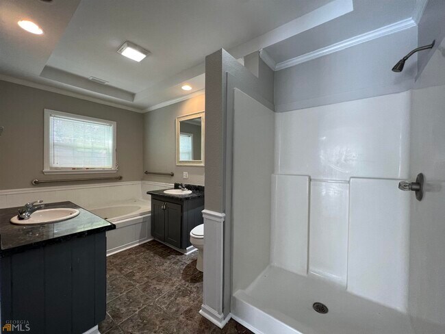 Building Photo - 2032 Robin Cir