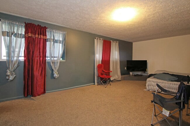 Building Photo - Bright and Spacious Home with a Fantastic Layout and Outdoor Space