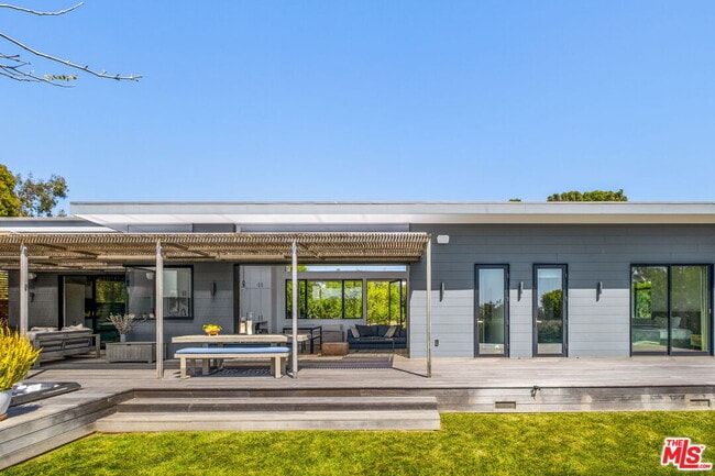 Building Photo - 6755 Dume Dr
