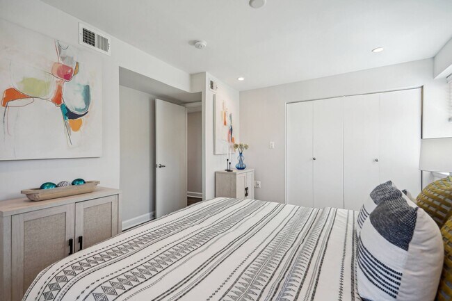 Building Photo - Lovely 3 BR/2 BA Condo in Barry Farm!