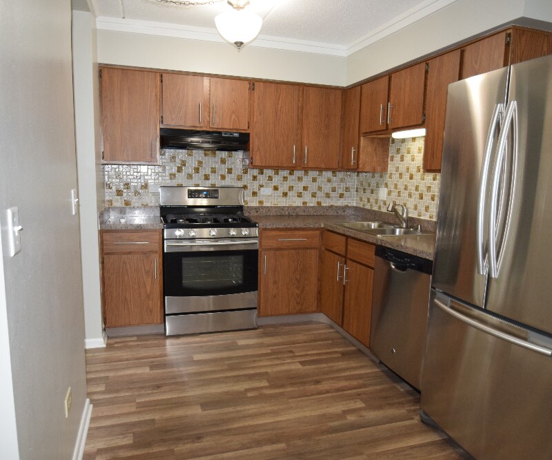 Building Photo - 15 E Maple St