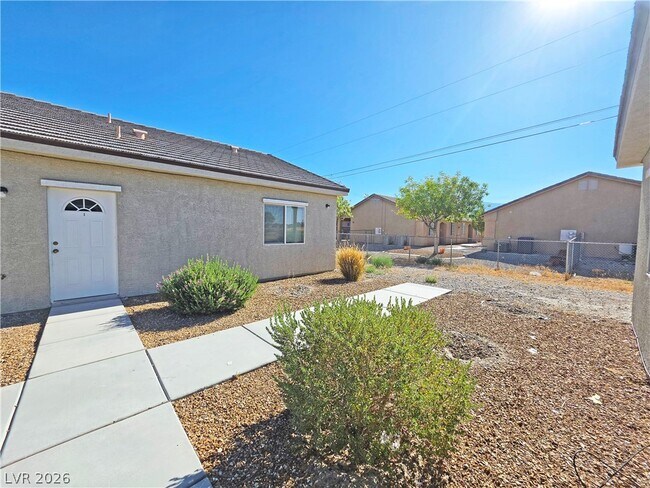 Building Photo - 1121 Sixshooter Ave