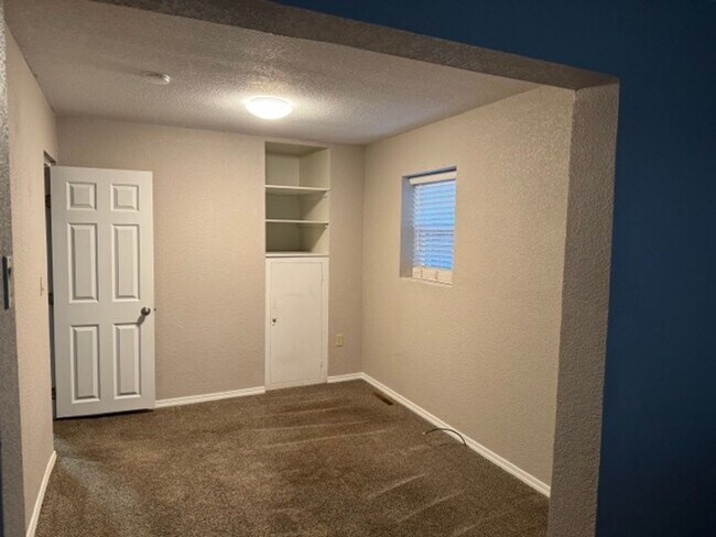 Building Photo - 2 Bedroom, 1 Bath, 1 Car Garage, Appliance...