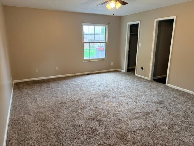 Building Photo - Maryville City 37804 - 4 bedroom, 3 bath Townhome - Contact Troy Adams (865) 233-6949