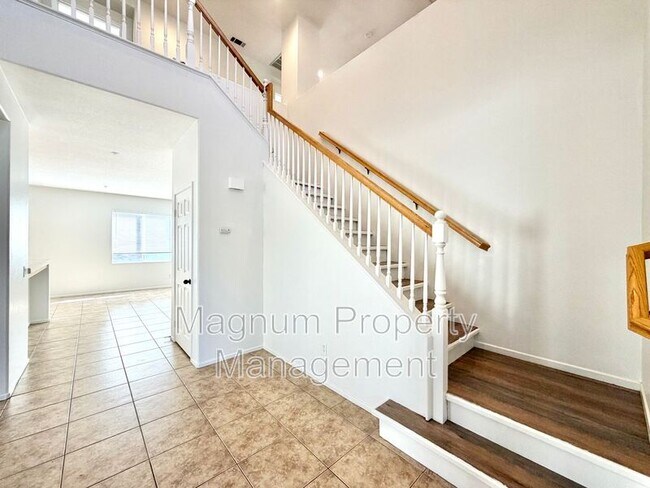 Building Photo - 8182 Bon View Dr