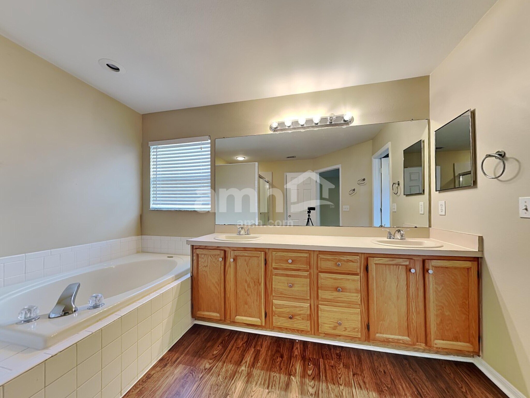 Building Photo - 17756 Oak Bridge St