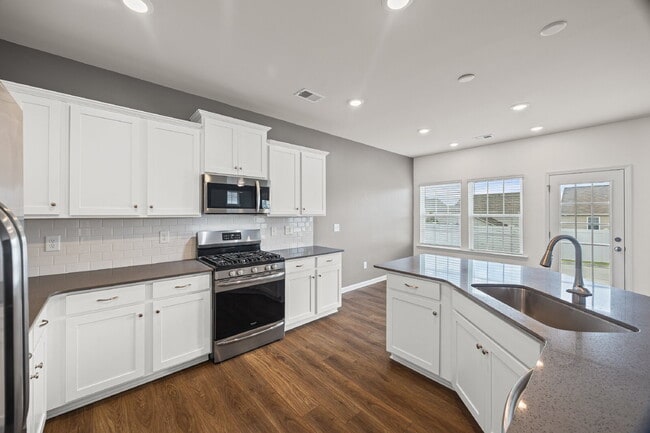 Building Photo - "Spacious 4-Bedroom Home Located In Desira...