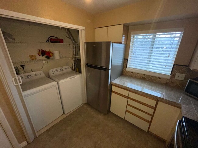 Building Photo - Updated 2 Bedroom, 2 Bath Condo (Available Immediately)