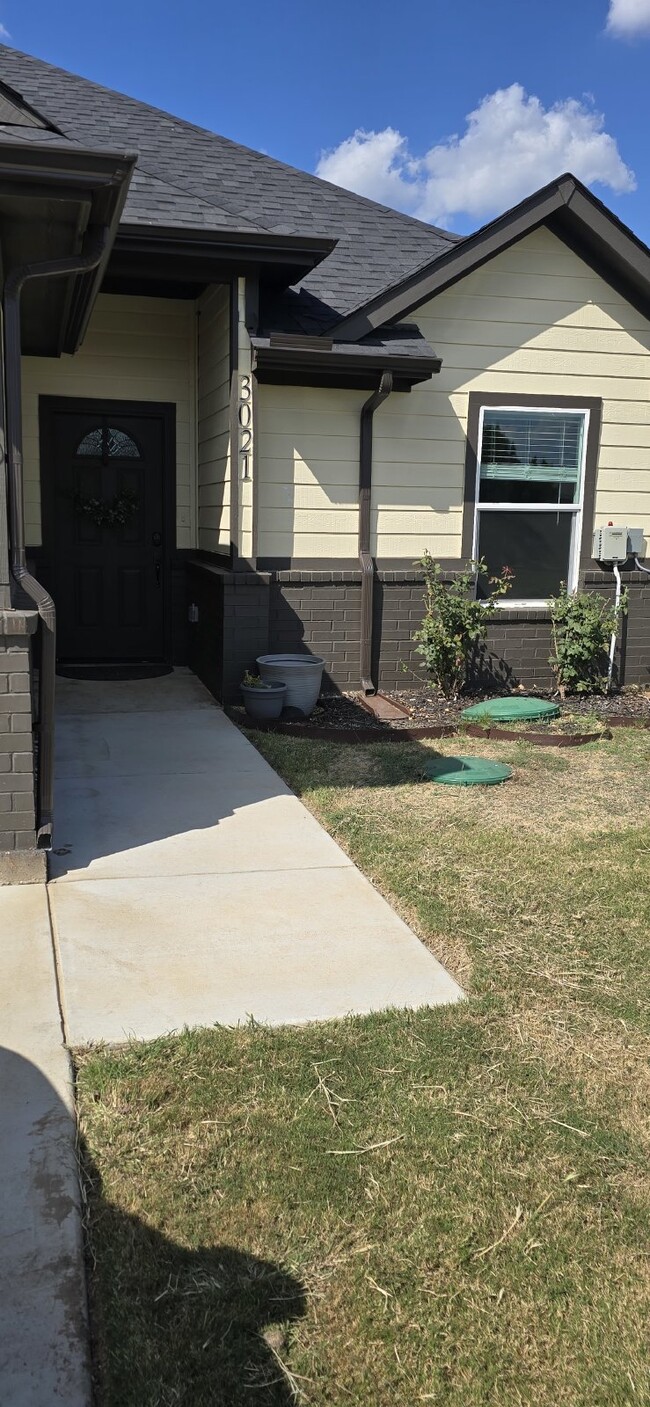 Building Photo - Sweet 2 Year Old Home in Comanche Cove