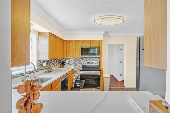Building Photo - 1350 Riverside Cir