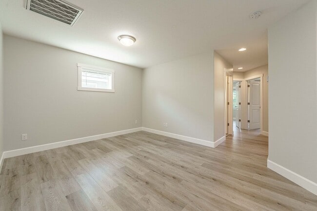 Building Photo - Desirable Salmon Creek Home Located in Lux...