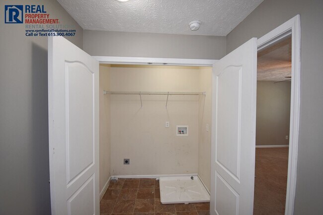 Building Photo - Beautiful 2BR/2.5 BA M'boro end unit townhome!
