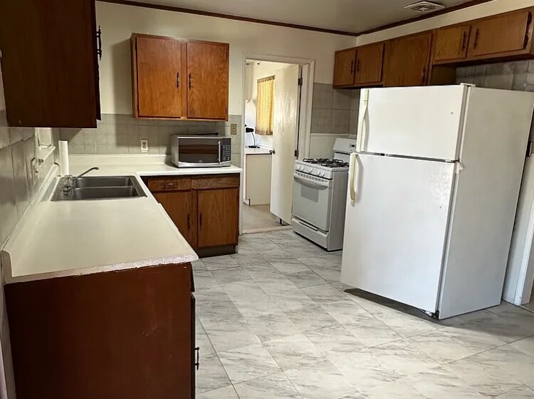 Building Photo - 4640 Clairemont Dr