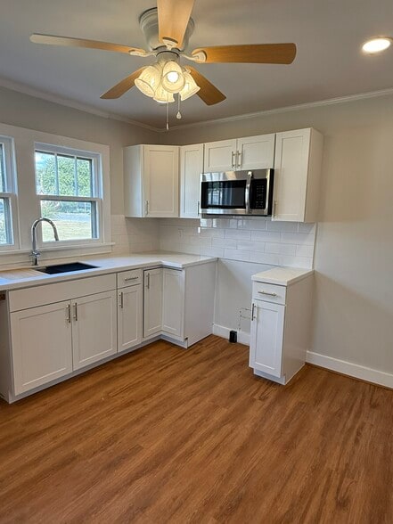 Kitchen Image 1 - 205 44th Ave N