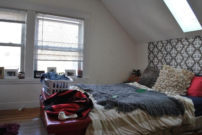 Building Photo - ALLSTON 5 BED/2 BATH ON GARDNER ST. FOR 9/1/2026