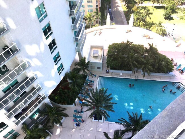 Building Photo - 1900 N Bayshore Dr