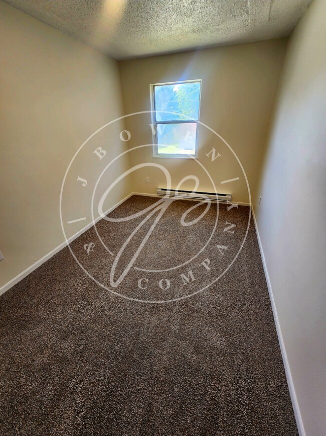Building Photo - Preparing for showings! 3 bed 1.5 bath nea...