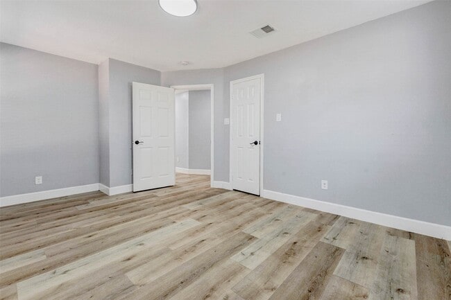 Building Photo - 611 Kenney St