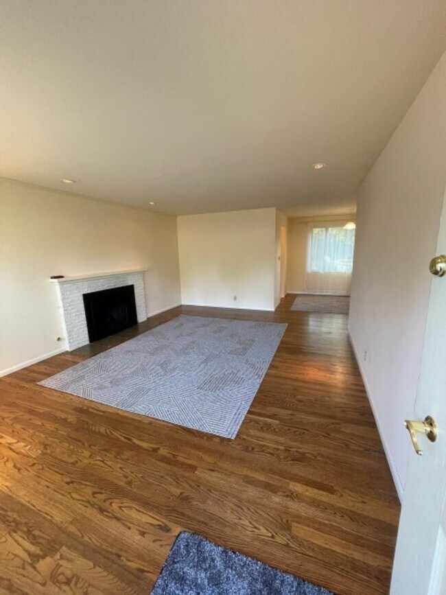 Building Photo - 3Bd/1.75Ba Shoreline House