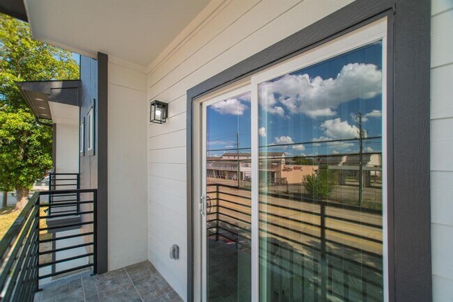Building Photo - Modern Living with WATER, GAS & ALARM SYST...