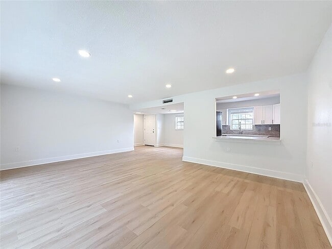 Building Photo - 200 Country Club Dr