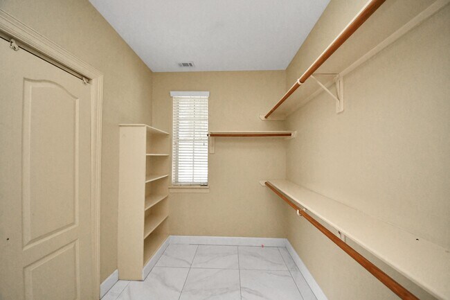 Building Photo - 4610 Plum Forest Rd