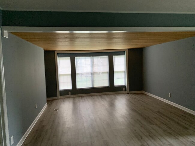 Building Photo - Mount Juliet three bedroom two bath in the...