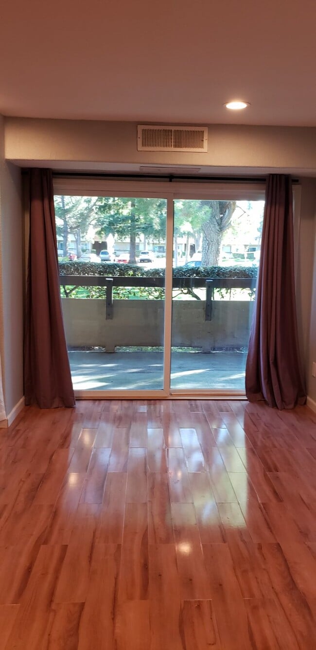 Building Photo - 275 Tradewinds Dr