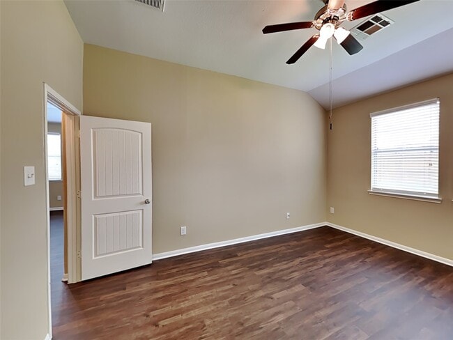 Building Photo - 2324 Shady Tree Ln
