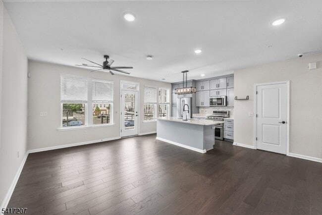 Building Photo - 8 Jessica Ln