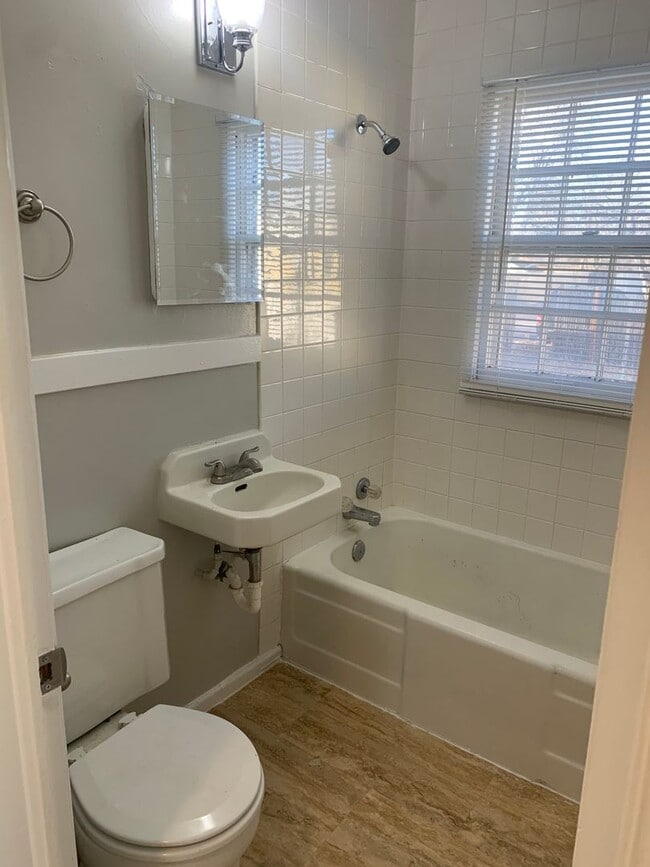 Building Photo - 2 BEDROOM, 1 BATHROOM APARTMENT