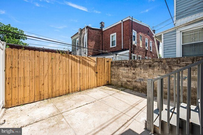 Building Photo - 441 S 61st St