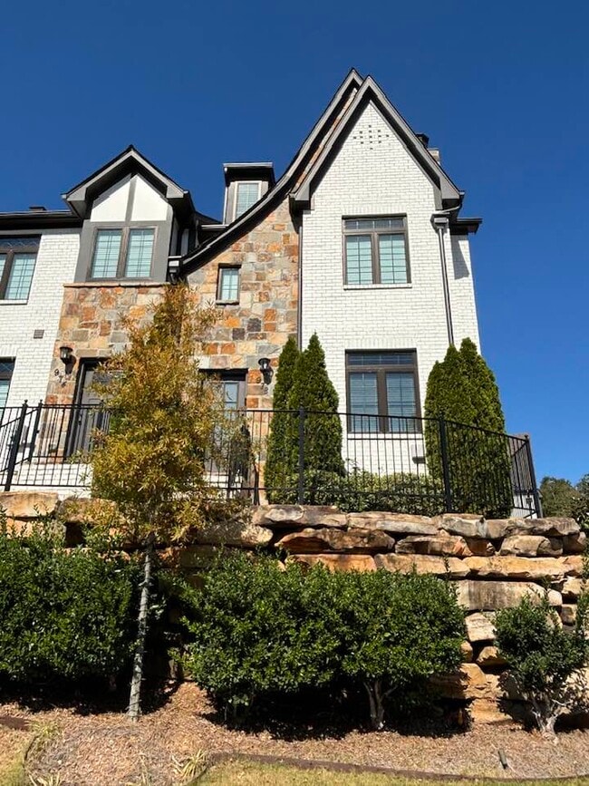 Building Photo - 978 Lennox Blvd