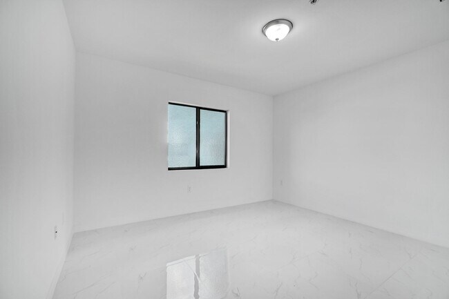 Building Photo - Goulds 4 Bed Triplex