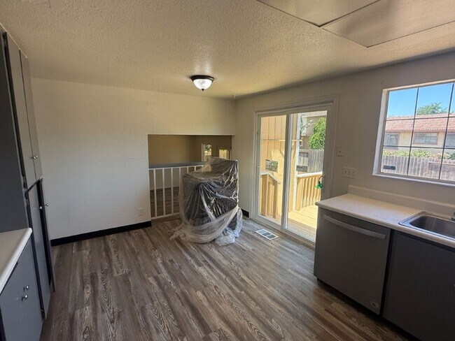 Building Photo - Rare Remodeled 5 Bedroom 2.5 Bath Tri Level in Vacaville