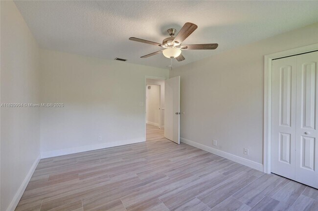 Building Photo - 7120 Hialeah Ln