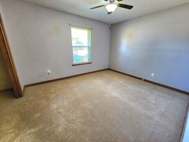 Building Photo - Open Floorplan, 3BD/3Bath with a Huge Sunr...