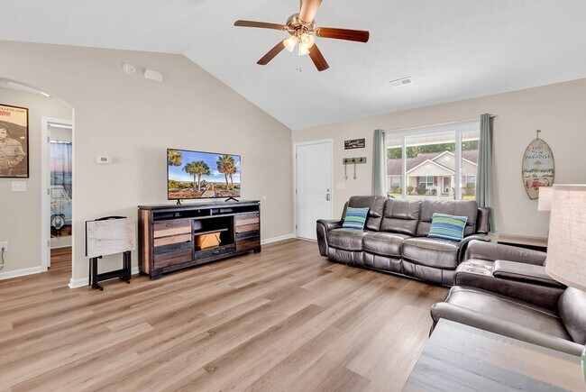 Building Photo - Beautiful 3bd/3ba WITH fenced in yard! UNFURNISHED!