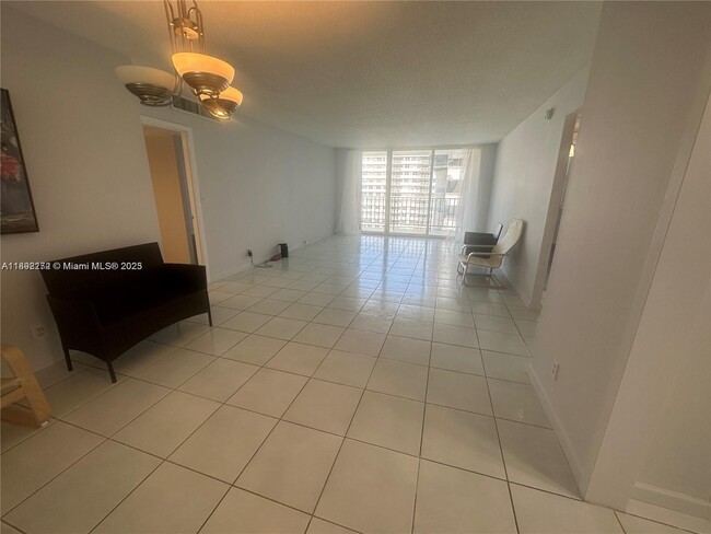 Building Photo - 2030 S Ocean Dr