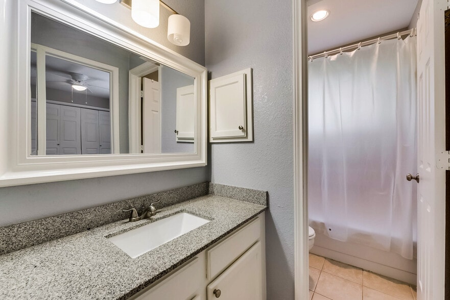 Upstairs Bathroom - 4231 Crestedge Ln