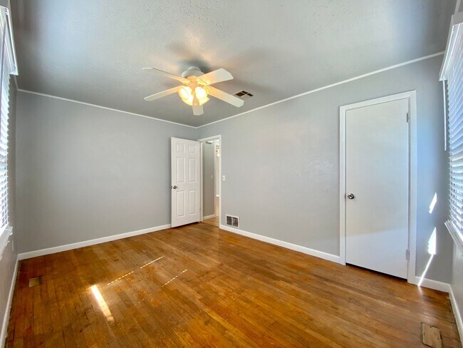 Building Photo - 429 W Hurd St