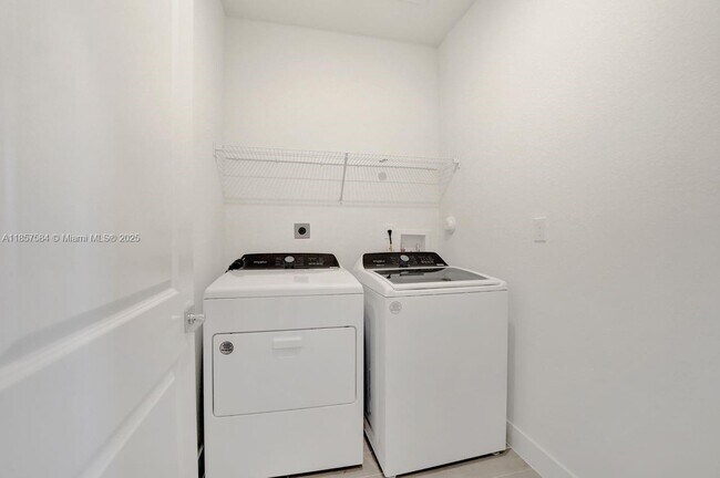 Building Photo - 133 SW 171st Ave