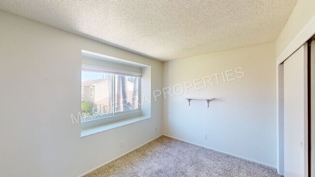 Building Photo - Large 3 Bedroom Townhome!