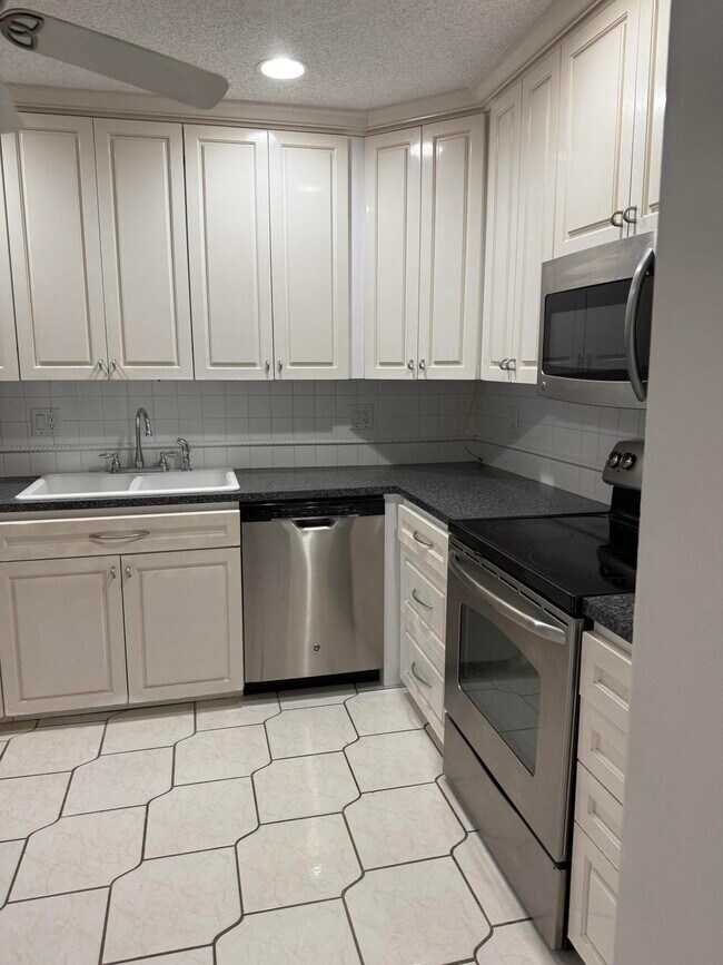 Building Photo - 6601 Via Regina