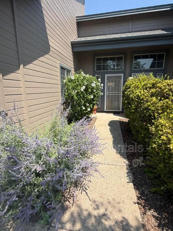 Building Photo - 4110 E Village Cir