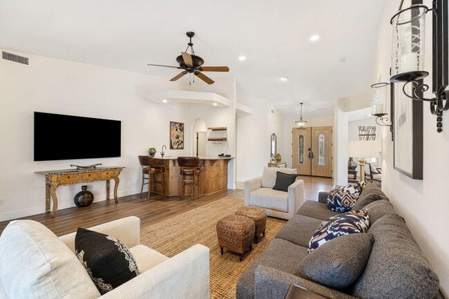 Building Photo - 47210 Heliotrope Dr